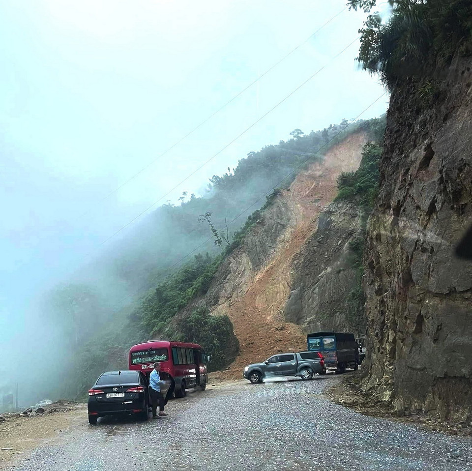 Mưa lớn nhiều giờ đã gây sạt lở hàng trăm m3 đất đá trên tỉnh lộ 177 từ huyện Hoàng Su Phì đi huyện Xín Mần. (Ảnh: TTXVN phát)