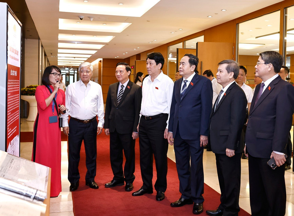 Chủ tịch nước Lương Cường, Chủ tịch Quốc hội Trần Thanh Mẫn và đại biểu Quốc hội tham quan triển lãm. (Ảnh: Doãn Tấn/TTXVN)