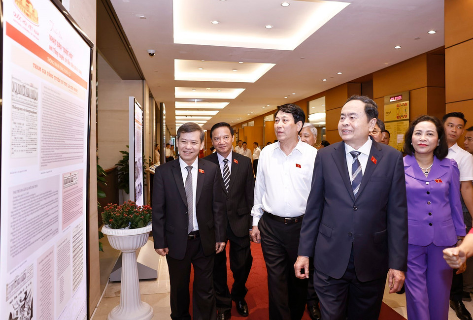 Chủ tịch nước Lương Cường, Chủ tịch Quốc hội Trần Thanh Mẫn và đại biểu Quốc hội tham quan triển lãm. (Ảnh: Doãn Tấn/TTXVN)