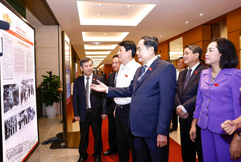 Chủ tịch nước Lương Cường, Chủ tịch Quốc hội Trần Thanh Mẫn và đại biểu Quốc hội tham quan triển lãm. (Ảnh: Doãn Tấn/TTXVN)