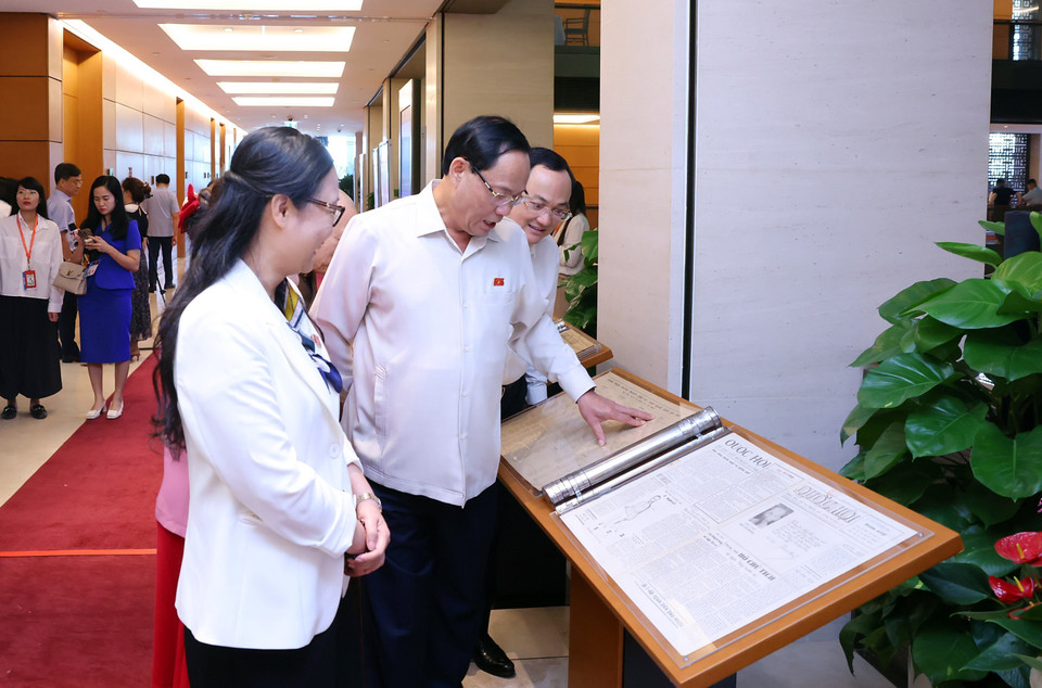 Phó Chủ tịch Quốc hội Trần Quang Phương và các đại biểu Quốc hội tham quan triển lãm. (Ảnh: Phạm Kiên/TTXVN)