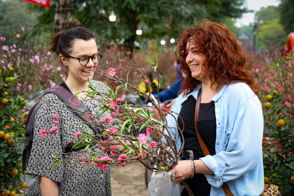 Sinh sống và làm việc tại Việt Nam 6 năm nay, năm nào chị Sarah (quốc tịch Pháp) cũng mua một cành đào để trang trí trong nhà. 'Đối với tôi dịp Tết Nguyên đán là một dịp vô cùng ý nghĩa và nhiều cảm xúc và hoa đào tượng trưng cho sự yên bình, một khởi đầu mới bình an,' chị cho hay. (Ảnh: Minh Hiếu/Vietnam+)