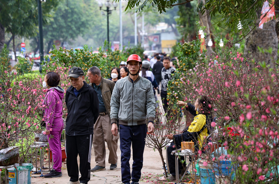Dòng người đi mua sắm khiến không khí Tết ở Hà Nội trong những ngày cùng của năm càng thêm rộn ràng, phấn khởi. (Ảnh: Minh Hiếu/Vietnam+)