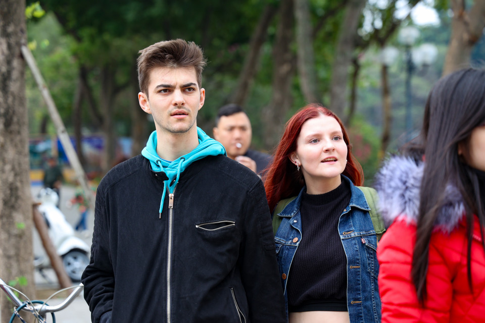 Du khách nước ngoài cũng thích thú tận hưởng không khí cận Tết tại đây. (Ảnh: Minh Hiếu/Vietnam+)