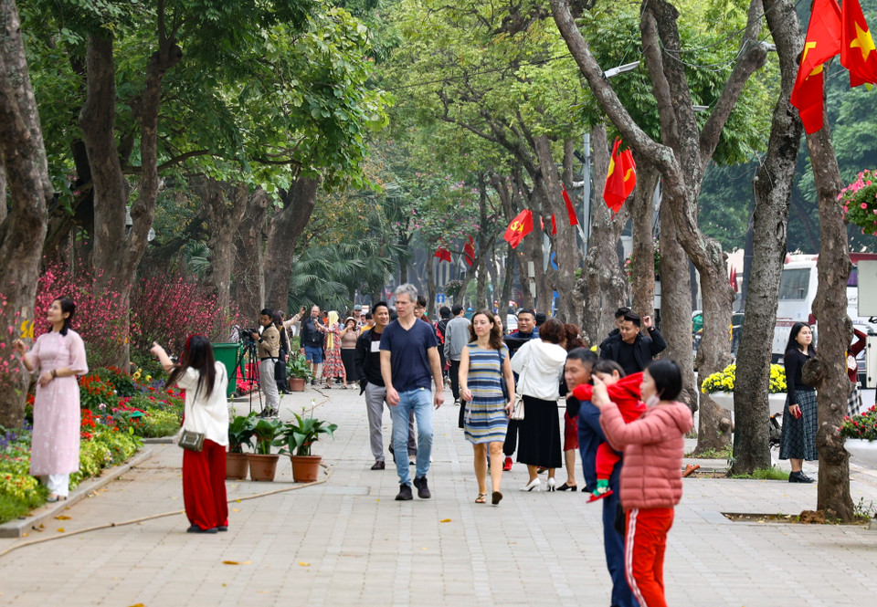 Trung tâm Khí tượng Thuỷ văn quốc gia dự báo Tết năm nay Thủ đô Hà Nội và miền Bắc đón đợt không khí lạnh, nhiệt độ giảm, có nơi rét đậm. Tuy nhiên, những ngày giáp Tết nền nhiệt tại Hà Nội tăng vọt, trời hửng nắng, thích hợp cho người dân xuống phố đón Tết về nhà. (Ảnh: Minh Hiếu/Vietnam+)