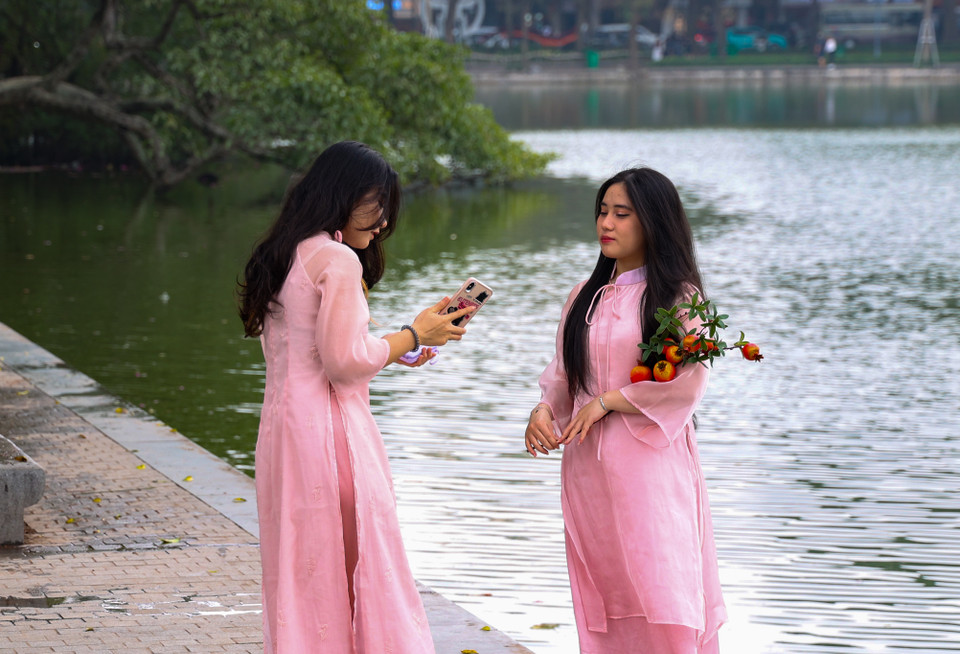 Các 'nàng thơ' xúng xính diện những bộ áo dài xinh xắn đã có mặt đây để chụp ảnh ghi lại khoảnh khắc tuyệt vời của Hà Nội trong những ngày cuối năm. (Ảnh: Minh Hiếu/Vietnam+)