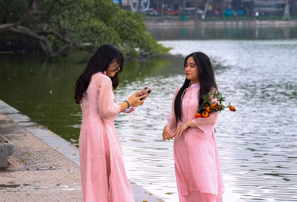 Các 'nàng thơ' xúng xính diện những bộ áo dài xinh xắn đã có mặt đây để chụp ảnh ghi lại khoảnh khắc tuyệt vời của Hà Nội trong những ngày cuối năm. (Ảnh: Minh Hiếu/Vietnam+)