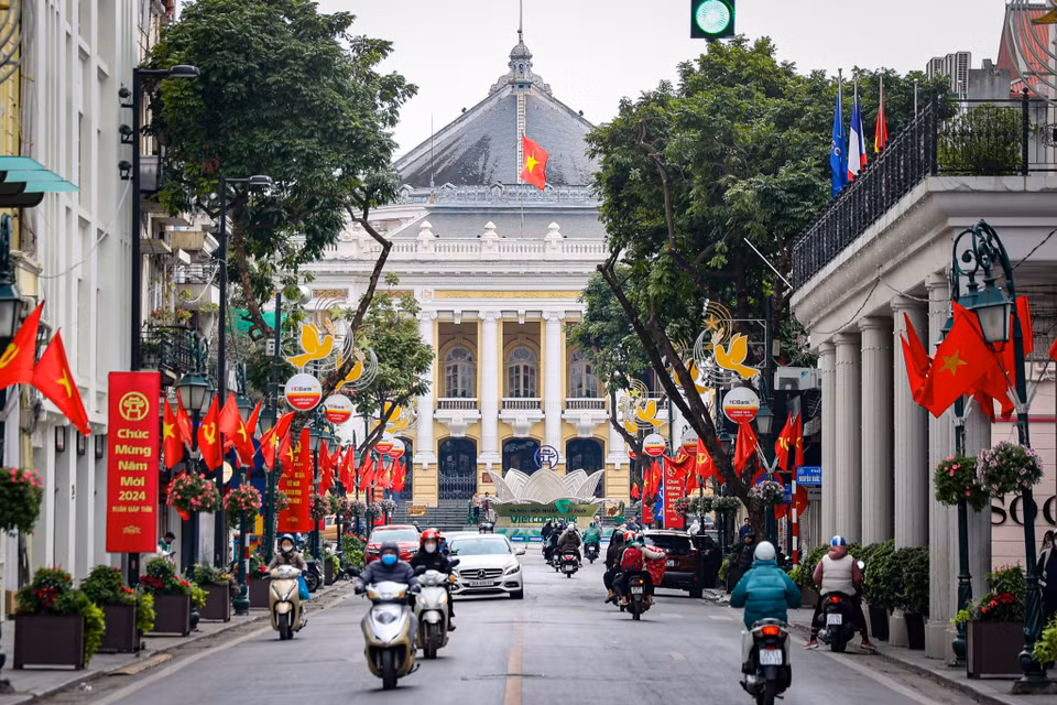 Hôm nay là 30 Tết, ngày cuối cùng của năm Quý Mão, đường phố Hà Nội bỗng trở nên tĩnh lặng, nhẹ nhàng trong thời khắc chuyển giao năm mới và năm cũ. (Ảnh: Minh Hiếu/Vietnam+)