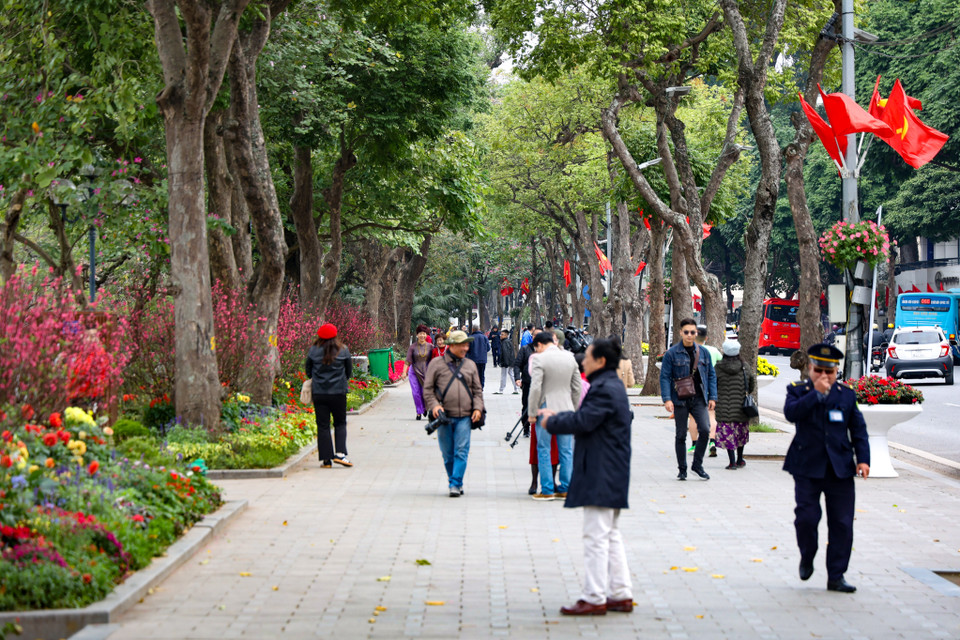 Xung quanh Hồ Hoàn Kiếm, nhiều người dân đến để tận hưởng cái lạnh cũng như không khí yên bình ngày 30 Tết. (Ảnh: Minh Hiếu/Vietnam+)