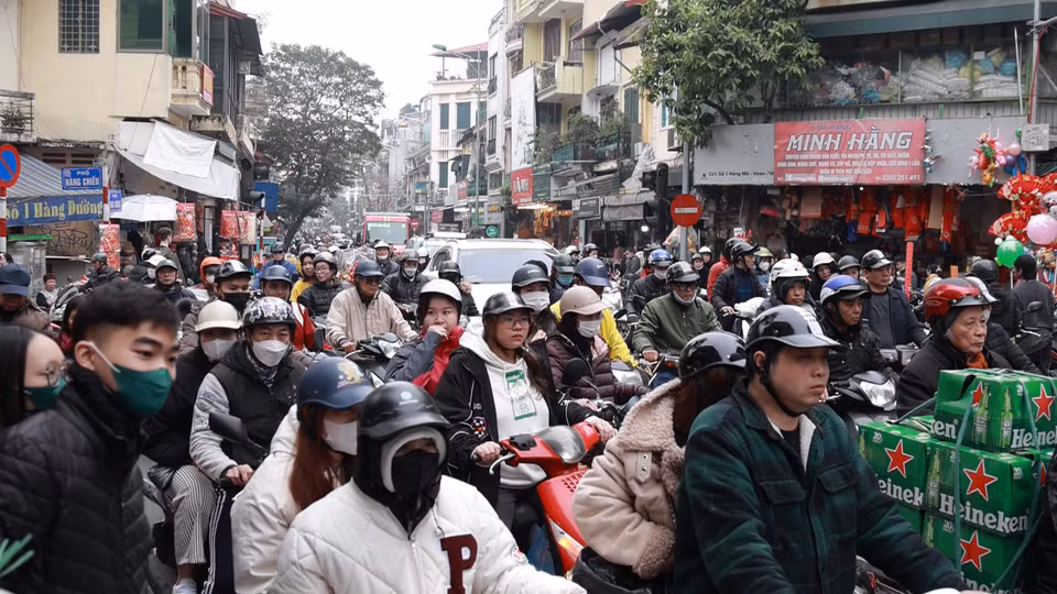 Những ngày sát Tết, các con phố lớn, bé đều chật kín người và phương tiện. (Ảnh: Minh Hiếu/Vietnam+)