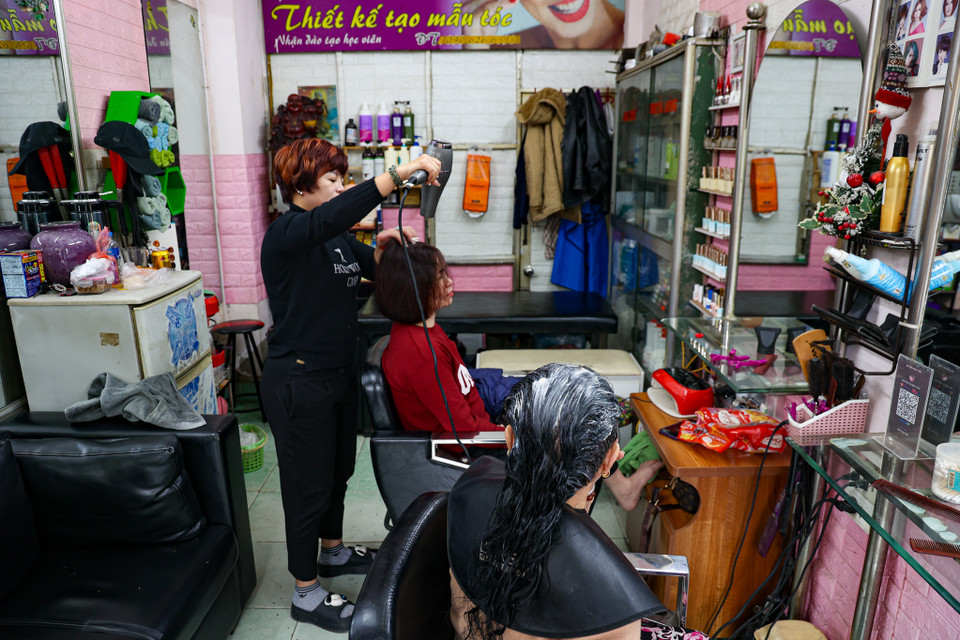 Một số khác tranh thủ làm đẹp, gội đầu. (Ảnh: Minh Hiếu/Vietnam+)