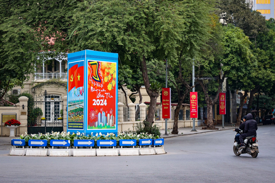 Áp phích, pano lớn chào mừng Xuân Giáp Thìn 2024 rực rỡ, điểm tô sắc đỏ trên các tuyến phố. (Ảnh: Minh Hiếu/Vietnam+)