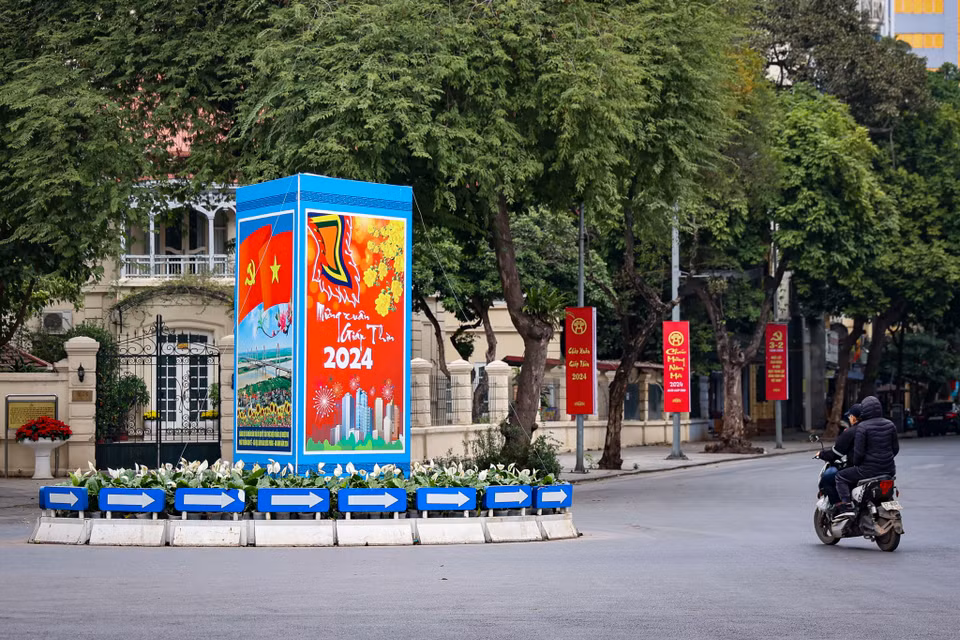 Áp phích, pano lớn chào mừng Xuân Giáp Thìn 2024 rực rỡ, điểm tô sắc đỏ trên các tuyến phố. (Ảnh: Minh Hiếu/Vietnam+)