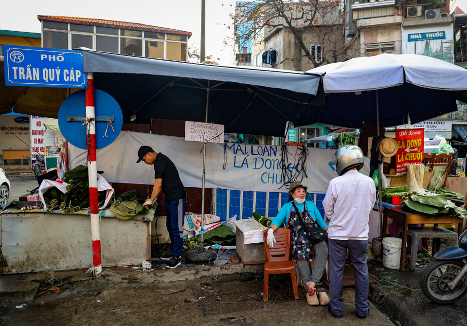 Chợ lá dong Trần Quý Cáp đã có từ hàng chục năm nay. Chợ thường họp vào sáng sớm đến chiều muộn, từ ngày 15 đến 29 tháng Chạp. (Ảnh: Minh Hiếu/Vietnam+)