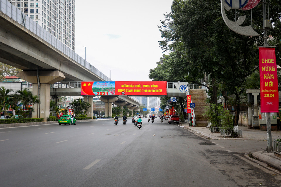Con đường Nguyễn Trãi (quận Thanh Xuân) ồn ào, tấp nập thường ngày nay đã vắng vẻ hơn rất nhiều. (Ảnh: Minh Hiếu/Vietnam+)