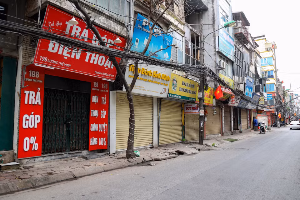 Các hàng quán trong ngày hôm nay hầu hết đã đóng cửa. (Ảnh: Minh Hiếu/Vietnam+)