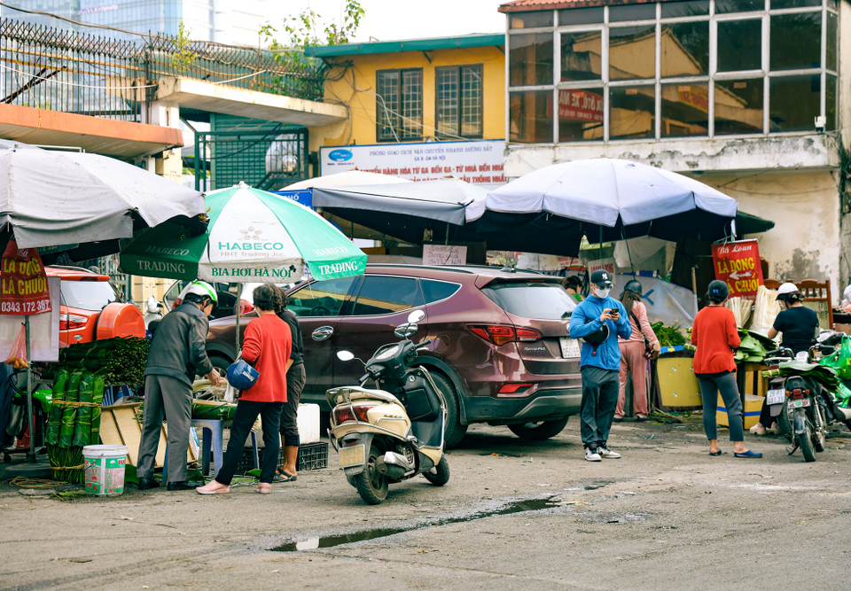 Những ngày cận Tết Nguyên đán 2024, con phố Trần Quý Cáp (quận Đống Đa, Hà Nội) với các sạp hàng đủ các loại lá dong nhộn nhịp kẻ mua người bán. (Ảnh: Minh Hiếu/Vietnam+)