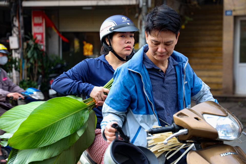 Hình ảnh người dân tấp nập chở lá dong để về gói bánh chưng báo hiệu ngày Tết cổ truyền của dân tộc đã cận kề. (Ảnh: Minh Hiếu/Vietnam+)