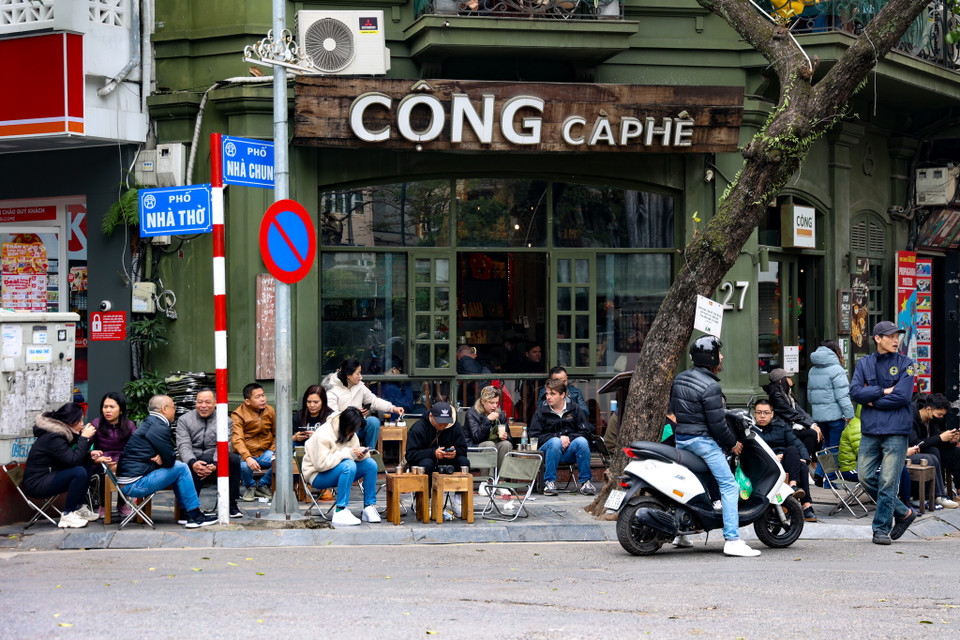 Khi đã tránh xa xô bồ của công việc, nhiều người tranh thủ nghỉ ngơi, uống càphê trong ngày 30 Tết. (Ảnh: Minh Hiếu/Vietnam+)