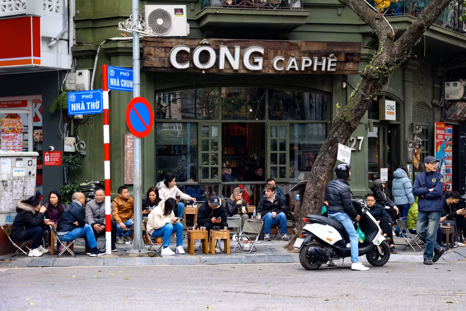 Khi đã tránh xa xô bồ của công việc, nhiều người tranh thủ nghỉ ngơi, uống càphê trong ngày 30 Tết. (Ảnh: Minh Hiếu/Vietnam+)