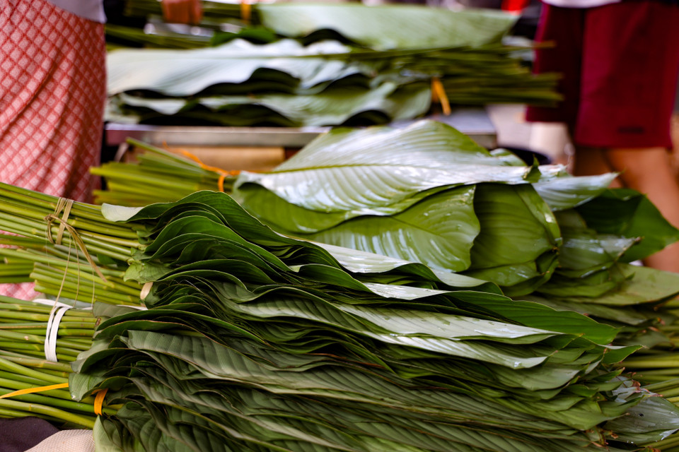 Trong quãng thời gian này, mỗi gian hàng của tiểu thương thường bán được hàng ngàn, thậm chí lên tới hàng vạn chiếc lá dong mỗi ngày. (Ảnh: Minh Hiếu/Vietnam+)