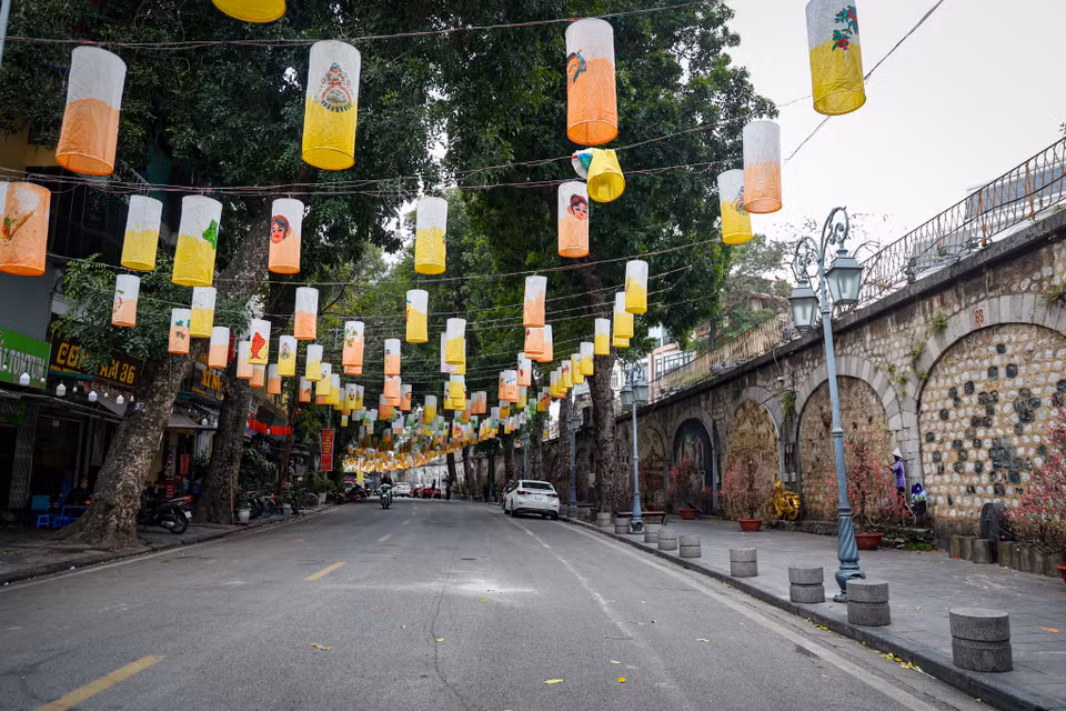 Con đường bích họa Phùng Hưng vắng vẻ. (Ảnh: Minh Hiếu/Vietnam+)