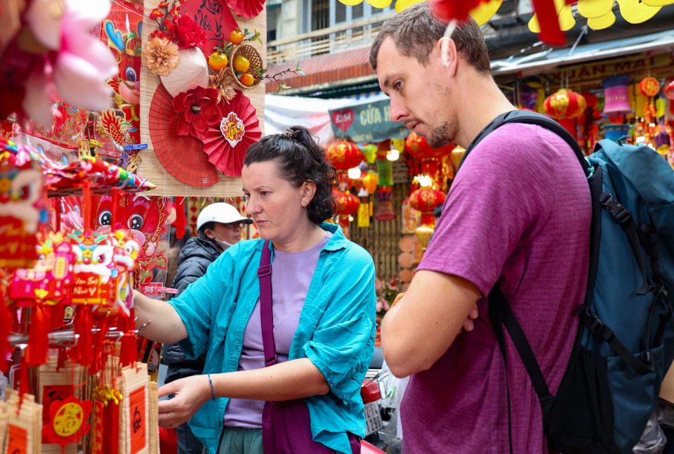 Ghi nhận theo các tiểu thương, đồ trang trí tại đây rất đa dạng, giá không tăng so với năm ngoái, dao động từ 50.000-300.000 đồng/sản phẩm. (Ảnh: Minh Hiếu/Vietnam+)