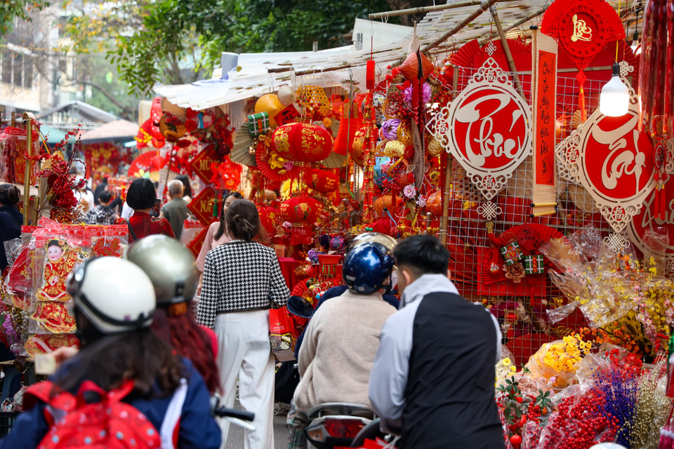 Các mặt hàng trang trí được bày bán đỏ rực cả đoạn đường Hàng Lược - Hàng Mã. Không chỉ nằm ở vị trí trung tâm thành phố, hút khách tham quan, nơi đây còn có đủ các mặt hàng đáp ứng nhu cầu trang trí Tết. (Ảnh: Minh Hiếu/Vietnam+)