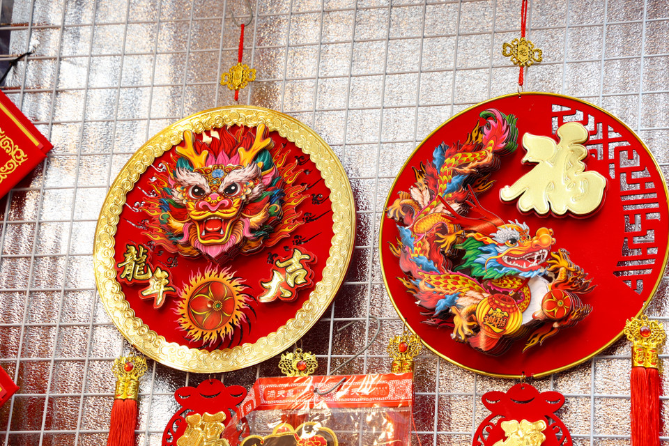 Năm nay là năm Giáp Thìn thế nên các đồ trang trí cũng xoanh quanh chủ đề con Rồng. (Ảnh: Minh Hiếu/Vietnam+)