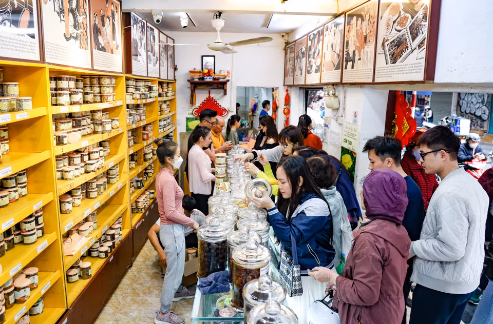 Khách chen chân mua ô mai tại một cửa hàng trên phố Hàng Đường (quận Hoàn Kiếm). (Ảnh: Minh Hiếu/Vietnam+)