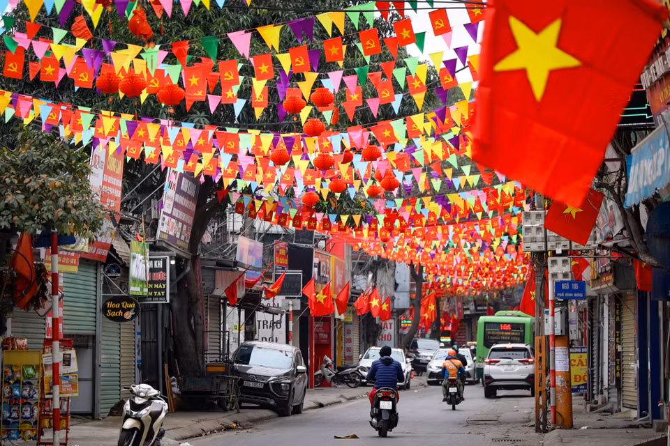Cờ, hoa đỏ rợp cả con phố dịp Tết đến, Xuân về. (Ảnh: Minh Hiếu/Vietnam+)