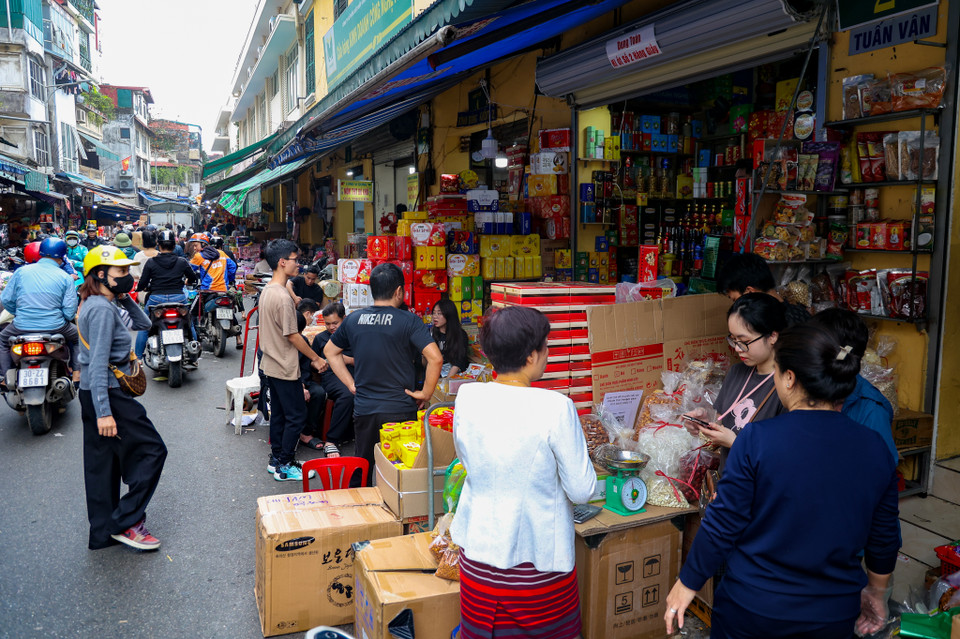 Cách đó không xa, phố Hàng Giầy - con phố mệnh danh là "thủ phủ" bánh kẹo cũng tấp nập khách mua. (Ảnh: Minh Hiếu/Vietnam+)