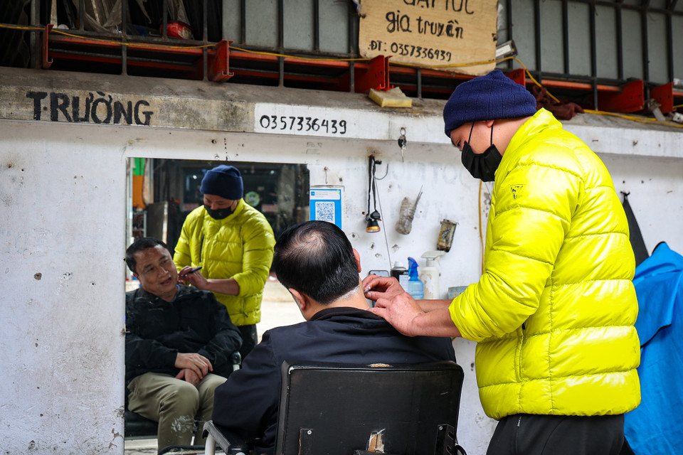 Có người bận rộn, đến tận ngày cuối cùng của năm mới đi cắt tóc. (Ảnh: Minh Hiếu/Vietnam+)