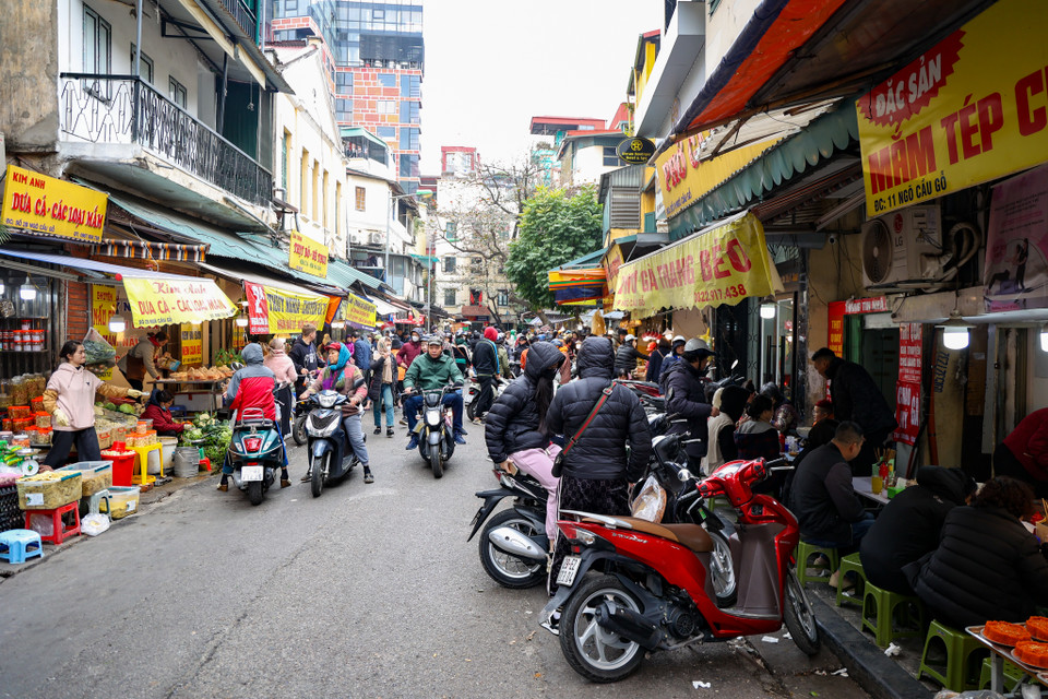 Không khí mua sắm sôi động hơn tập trung tại khu vực phố Cổ, đặc biệt là khu vực chợ Hàng Bè (quận Hoàn Kiếm). (Ảnh: Minh Hiếu/Vietnam+)