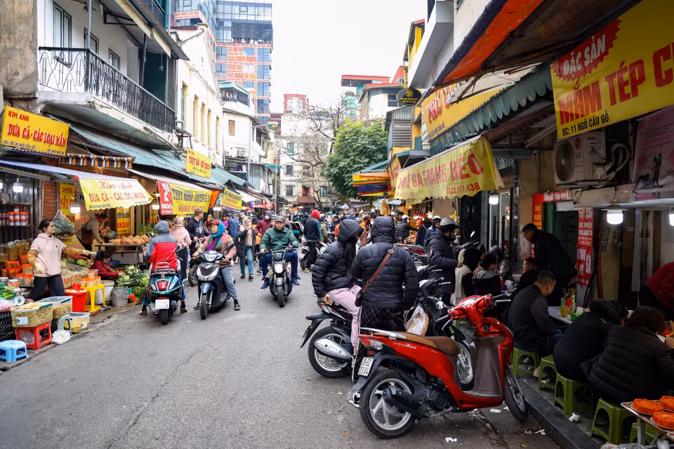 Không khí mua sắm sôi động hơn tập trung tại khu vực phố Cổ, đặc biệt là khu vực chợ Hàng Bè (quận Hoàn Kiếm). (Ảnh: Minh Hiếu/Vietnam+)