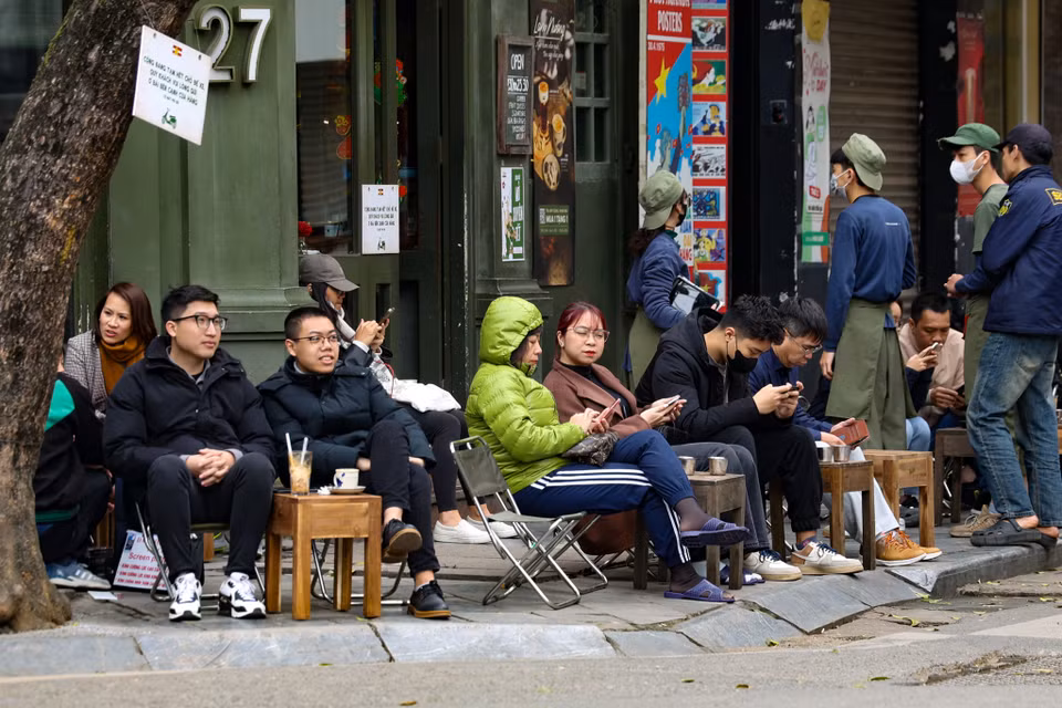 Họ cùng nhau trò chuyện về những thăng, trầm của một năm đã qua... (Ảnh: Minh Hiếu/Vietnam+)