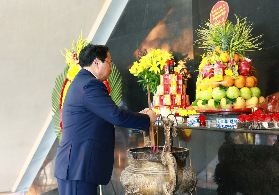 Thủ tướng Phạm Minh Chính dâng hương tại Nghĩa trang Liệt sỹ Quốc gia A1. (Ảnh: Dương Giang/TTXVN)
