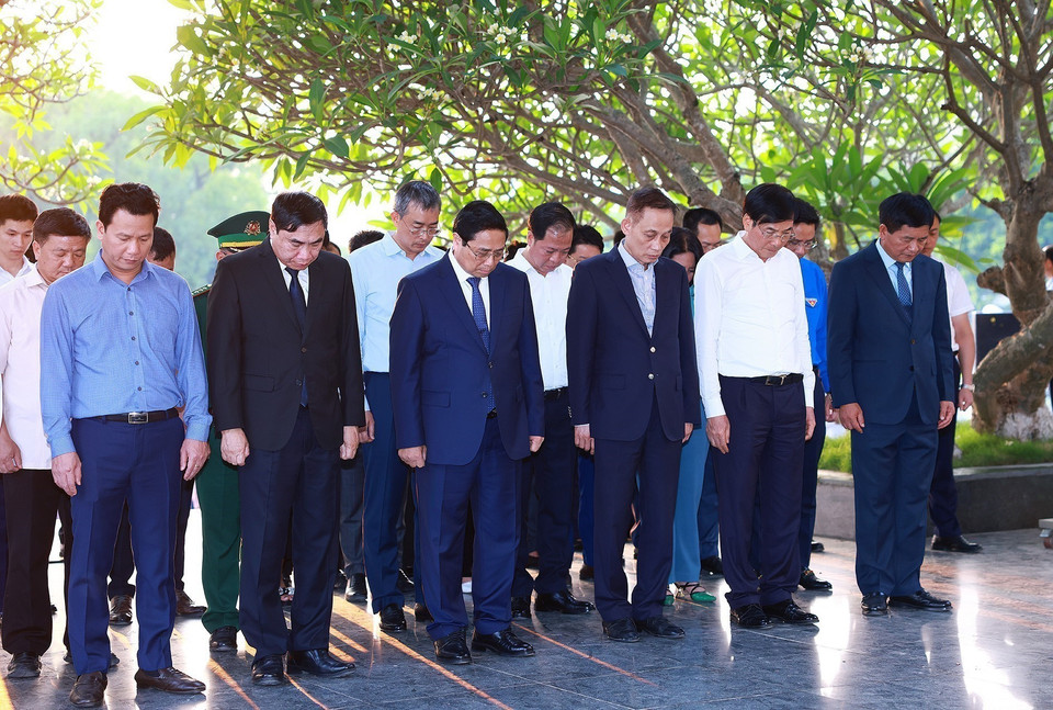 Thủ tướng Phạm Minh Chính tưởng nhớ, tri ân các Anh hùng, Liệt sỹ tại Nghĩa trang Liệt sỹ Quốc gia A1. (Ảnh: Dương Giang/TTXVN)