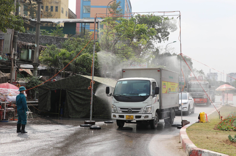 Thái Nguyên kích hoạt các chốt kiểm soát liên ngành phòng, chống dịch COVID-19, đội phản ứng nhanh các cấp và tổ công tác tự quản phòng, chống dịch COVID - 19 tại xóm, bản, tổ dân phố, chuẩn bị các điều kiện cần thiết sẵn sàng phục vụ việc cách ly tập trung khi có yêu cầu. (Ảnh: Hoàng Nguyên/TTXVN)