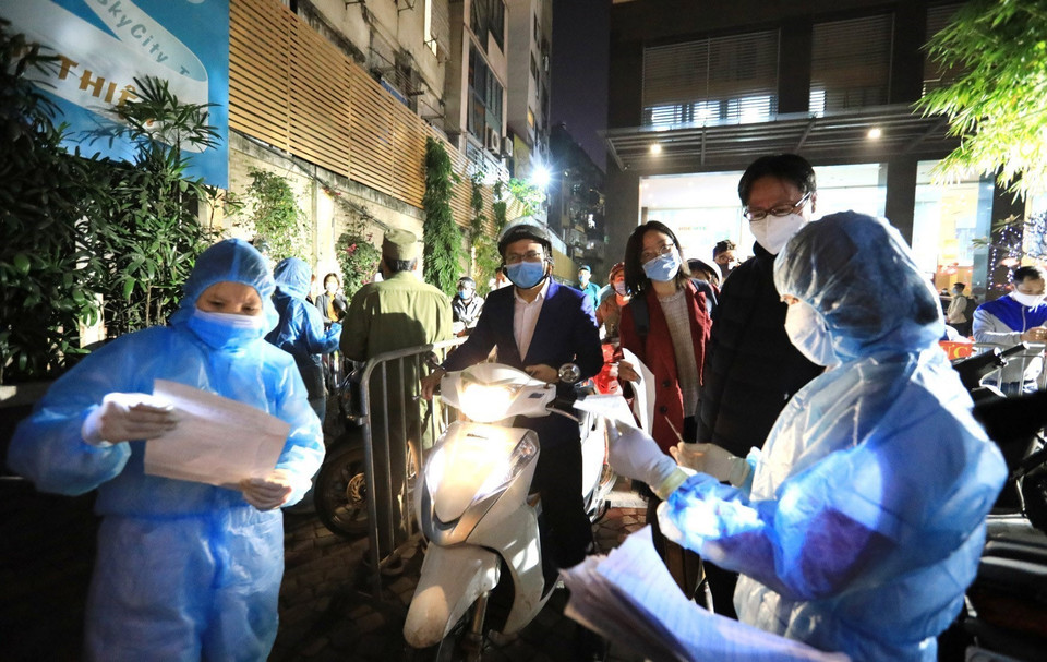 Ngay sau khi có thông tin một bệnh nhân dương tính với COVID-19 trú tại chung cư Sky City Tower, địa chỉ 88 Láng Hạ, phường Láng Hạ, quận Đống Đa, chiều 4/2, lực lượng chức năng Hà Nội đã tiến hành phong tỏa toàn bộ chung cư. Tất cả người dân sinh sống và làm việc tại đây đều phải khai báo y tế theo quy định. (Ảnh: Thành Đạt/TTXVN)