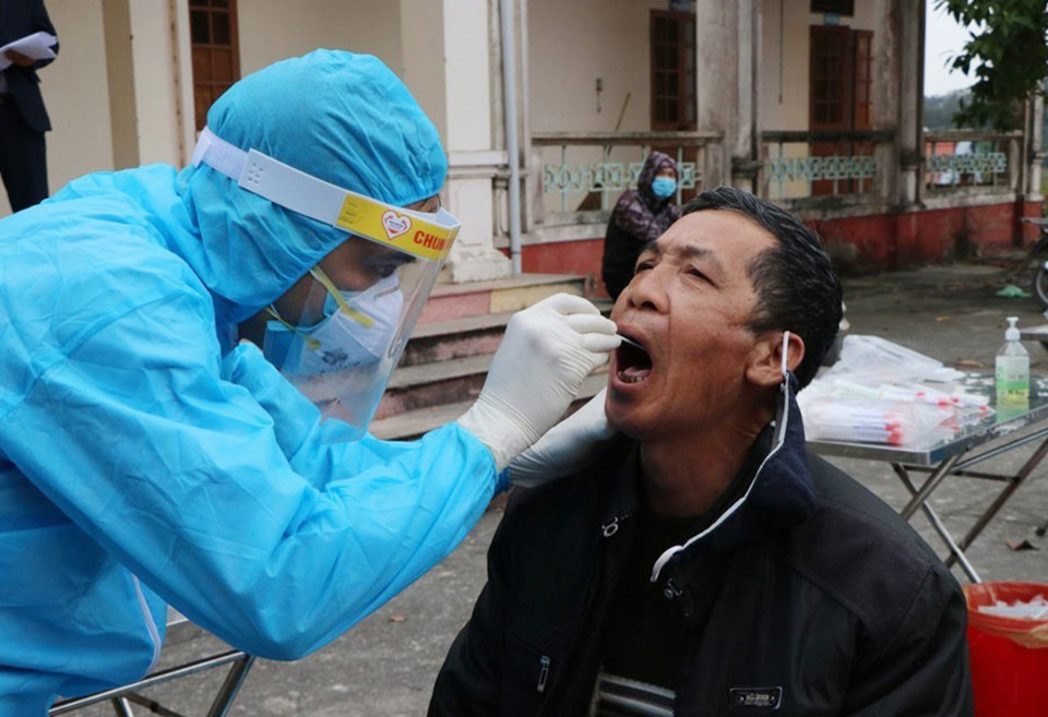 Ngày 28/1, lực lượng chức năng tỉnh Hải Dương cùng đoàn công tác của Bộ Y tế đã khẩn trương xét nghiệm SARS-CoV-2 cho người dân tại xã Hưng Đạo, thành phố Chí Linh - nơi đặt nhà máy của Công ty TNHH Điện tử POYUN Việt Nam. (Ảnh: Mạnh Minh/TTXVN)