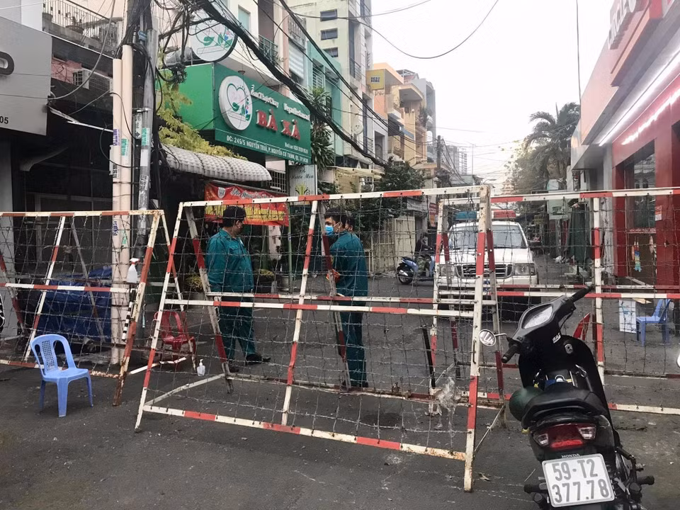 Khu vực lối ra vào hai hẻm 168 đường Nguyễn Cư Trinh và 245 đường Nguyễn Trãi (khu vực Mả Lạng), Quận 1, cơ quan chức năng phong tỏa nghiêm ngặt. Đây là nơi cư trú của bệnh nhân 2005. (Ảnh: TTXVN)