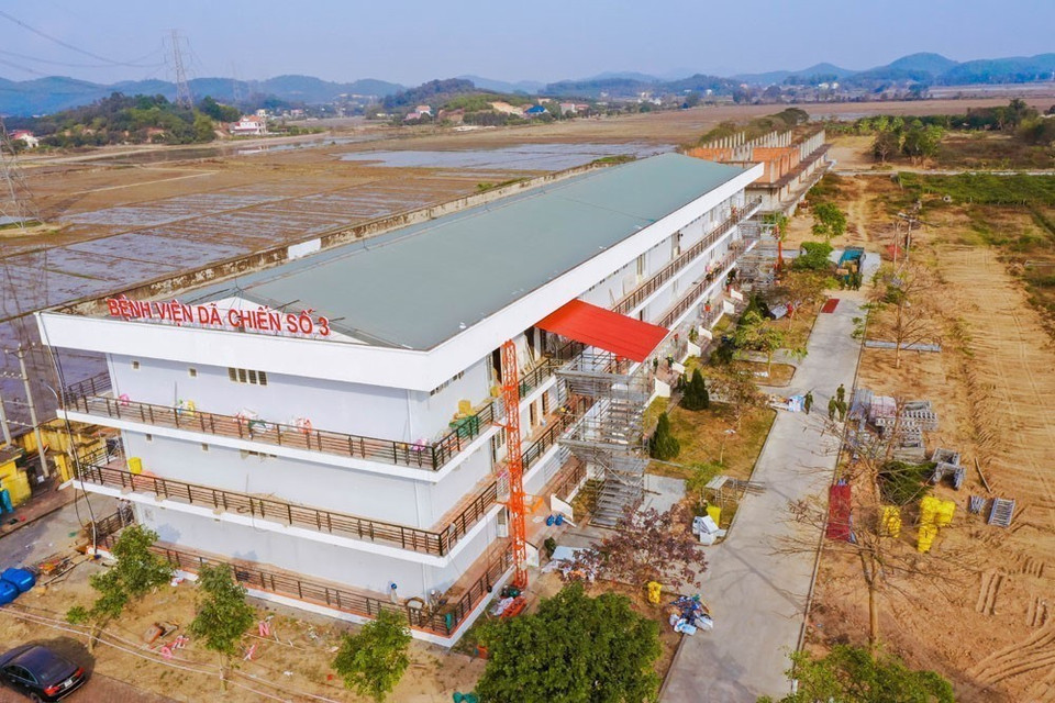 Sau 7 ngày thi công, Bệnh viện dã chiến số 3 điều trị bệnh nhân COVID-19 của Hải Dương đã hoàn thành, vượt tiến độ 2 ngày so với kế hoạch. (Ảnh: TTXVN phát)