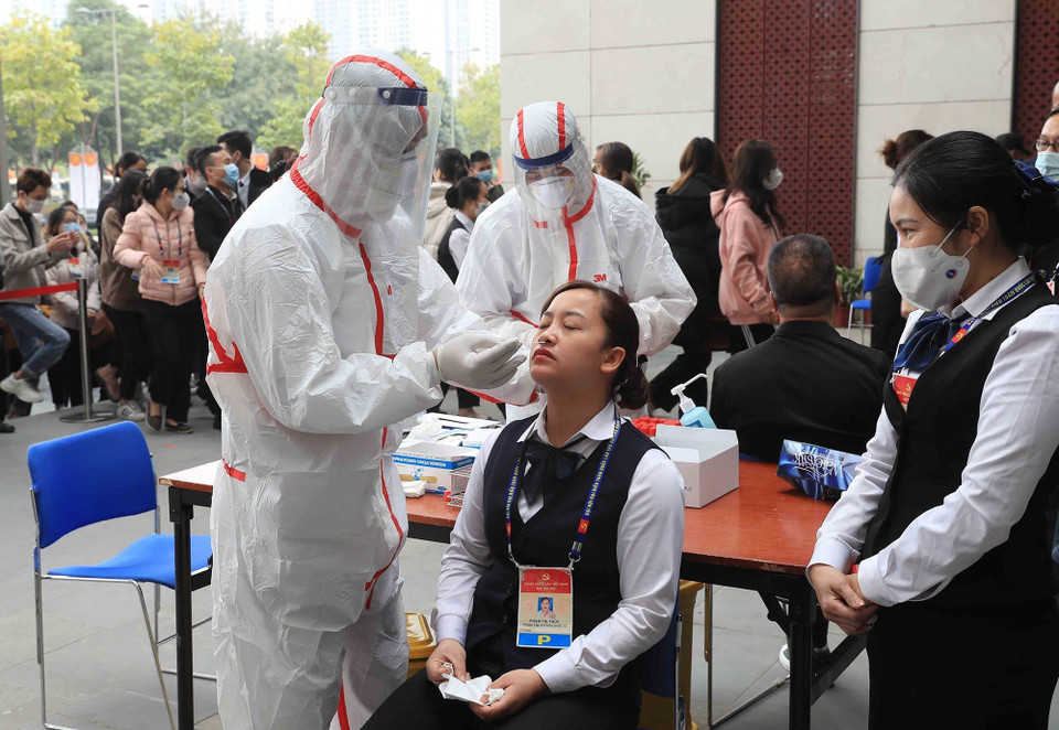 Trước tình hình dịch COVID-19 diễn biến rất phức tạp, ngày 29/1, tại Trung tâm Hội nghị Quốc gia (Hà Nội) - nơi đang diễn ra Đại hội XIII của Đảng, Tiểu ban Y tế của Đại hội tiếp tục tiến hành lấy mẫu xét nghiệm COVID-19 lần thứ ba đối với các thành viên cơ quan báo chí và bộ phận phục vụ Đại hội. (Ảnh: An Đăng/TTXVN)