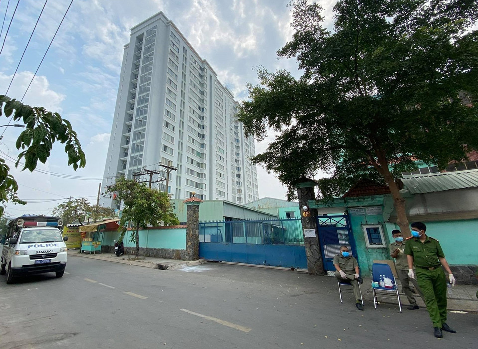  Các lực lượng chức năng phong tỏa chung cư Felix Homes (quận Gò Vấp, TP Hồ Chí Minh). (Ảnh: TTXVN)