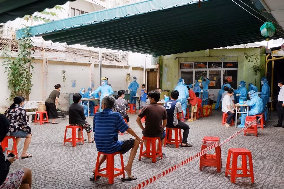 Người dân khu vực Mả Lạng, Quận 1 xếp hàng chờ đến lượt lấy mẫu xét nghiệm. (Ảnh: TTXVN)