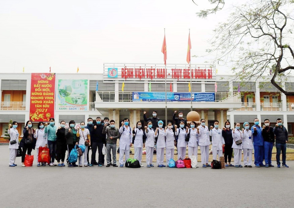Bệnh viện Việt Nam Thụy Điển Uông Bí (Quảng Ninh) đã chi viện hỗ trợ 60 nhân viên y tế đến thị xã Đông Triều khẩn trương triển khai các biện pháp cấp bách phòng chống dịch COVID-19. Trong ảnh: Các cán bộ, nhân viên y tế Bệnh viện Việt Nam Thụy Điển Uông Bí lên đường đến Đông Triều hỗ trợ phòng chống dịch COVID-19. (Ảnh: Đức Hiếu/TTXVN)