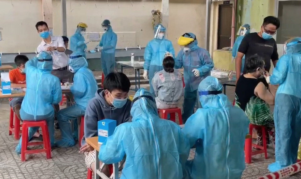 Ngày 8/2, Trung tâm y tế Quận 1 (TP Hồ Chí Minh) cùng lực lượng chức năng phường Nguyễn Cư Trinh đã gấp rút phong tỏa khu Mả Lạng với 1.900 nhân khẩu do có liên quan đến bệnh nhân 2005 và tiến hành lấy mẫu xét nghiệm toàn bộ cư dân trong khu vực này để tầm soát. (Ảnh: Đinh Hằng/TTXVN)