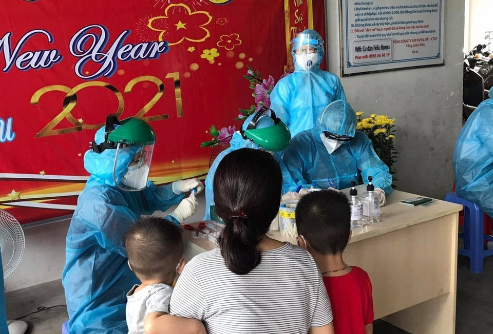 Đến trưa 8/2, trên địa bàn TP Hồ Chí Minh đã xác định thêm 29 trường hợp mắc COVID-19 mới. Thành phố đã tiến hành phong tỏa nhiều khu vực có các ca xác định mắc COVID-19. Trong ảnh: Lực lượng chức năng lấy mẫu xét nghiệm COVID-19 cho cư dân tại chung cư Felix Homes (quận Gò Vấp). (Ảnh: TTXVN phát)