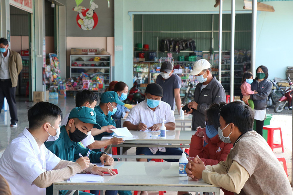 Ngay sau khi tỉnh Gia Lai liên tiếp ghi nhận những ca mắc COVID-19, Ủy ban nhân dân tỉnh Đắk Lắk đã khẩn cấp triển khai nhiều biện pháp nhằm ngăn chặn dịch bệnh xâm nhập vào địa bản tỉnh. Tỉnh Đắk Lắk đã thành lập 2 chốt kiểm dịch hoạt động 24/24h tại Cầu 110 (giáp ranh với tỉnh Gia Lai) và tỉnh lộ 15 (thuộc buôn Chăm, xã Ea Sol tiếp giáp thị xã Ayun Pa, Gia Lai) để kiểm soát người và phương tiện đến địa bàn tỉnh Đắk Lắk. (Ảnh: Tuấn Anh/TTXVN)